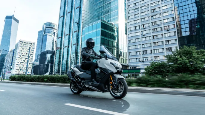 2026-Yamaha-XP500ADX-EU-Ceramic_Grey-Action-001-03