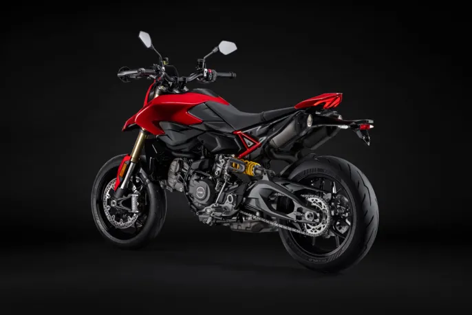 MY26_HYPERMOTARD_V2_STUDIO _7__UC873971_High