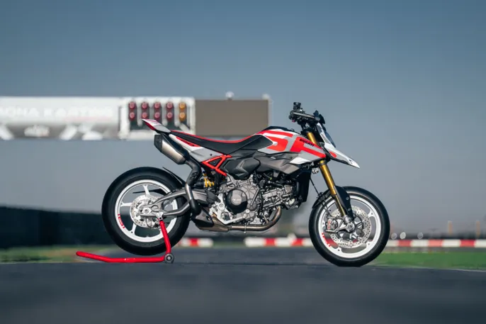 MY26_HYPERMOTARD_V2S_STATIC_ON_LOCATION _12__UC874079_High