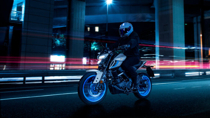 2026-Yamaha-MT125A-EU-Ice_Storm-Action-008-03