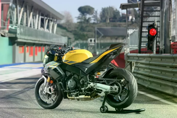 Aprilia_TuonoV4_gallery_1920x1280_3