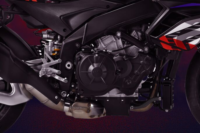GAL-PREM-Aprilia-Tuono+V4-Factory-D-3840x2560-B