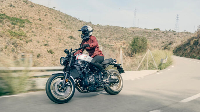 2022-Yamaha-XS700SCR-EU-Tech_Black-Action-009-03