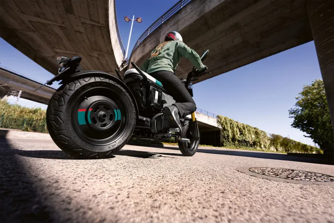 1688989202Bez-n-zvu-1-0002-P90512763-highRes-the-new-bmw-ce-02-07