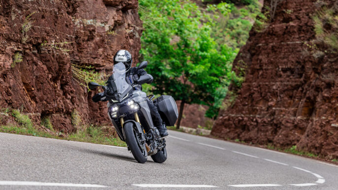 2025-Yamaha-MT09ATRDXS-EU-Ceramic_Ice-Action-014-03