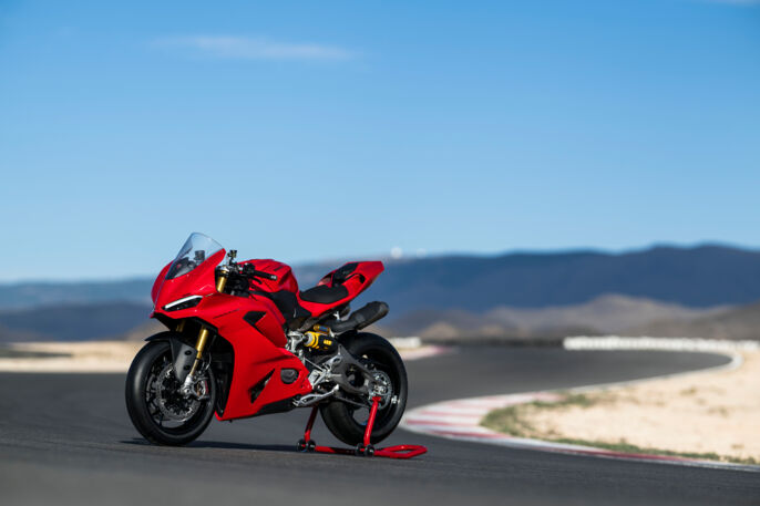 MY25_Ducati_Panigale_V2_S_072_UC721721_High