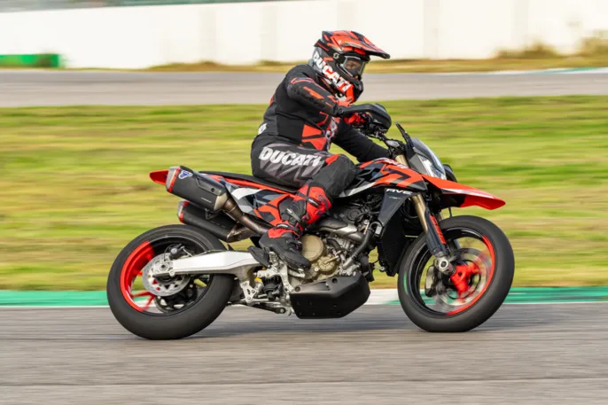 MY24_HYPERMOTARD_698_MONO _325__UC575893_High