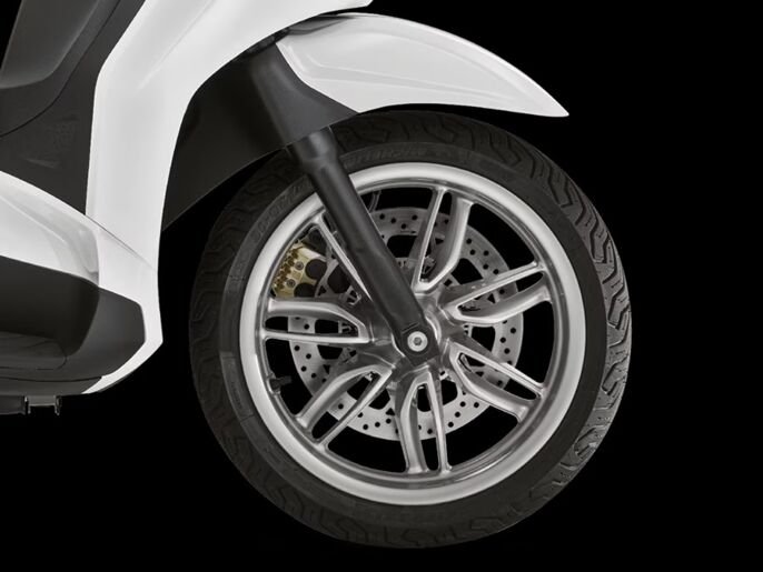 Piaggio_Beverly_310_BiancoLuna_900x675-ruota
