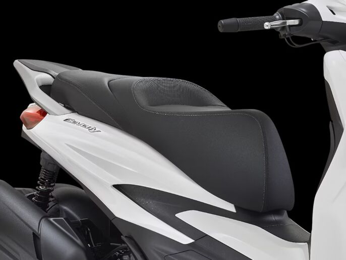 Piaggio_Beverly-400_close-up_900x675_Sella_1