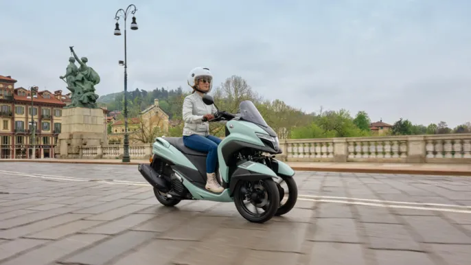 2025-Yamaha-LMW125AYM-EU-Zen_Green-Action-003-03