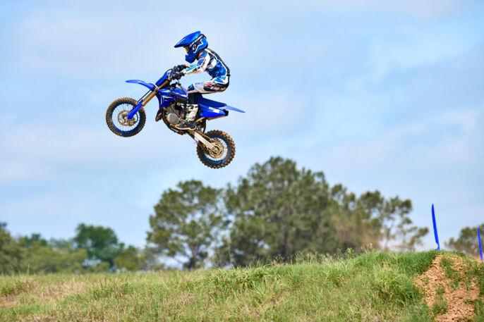 2026-Yamaha-YZ65-EU-Icon_Blue-Action-004-03