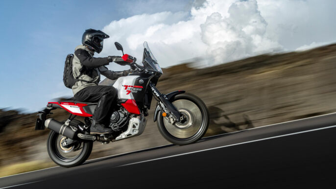 2026-Yamaha-XTZ700D-EU-Redline_White-Action-020-03