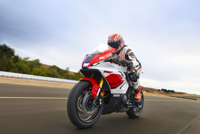 2026-Yamaha-YZF700R7-EU-Anniversary_White-Action-003-03