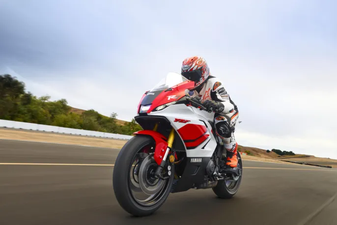 2026-Yamaha-YZF700R7-EU-Anniversary_White-Action-003-03