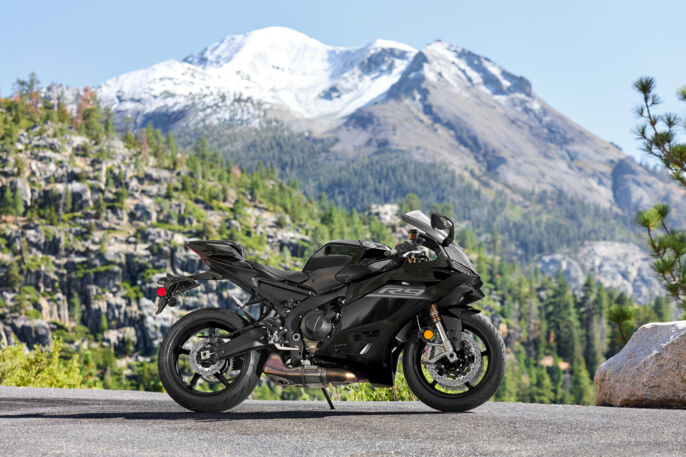 2026-Yamaha-YZF900R9-EU-Tech_Black-Static-001-03