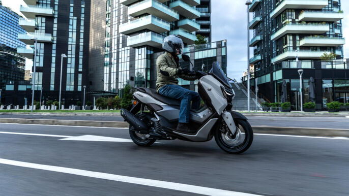 2026-Yamaha-G125YMSV-EU-Ceramic_Grey-Action-018-03