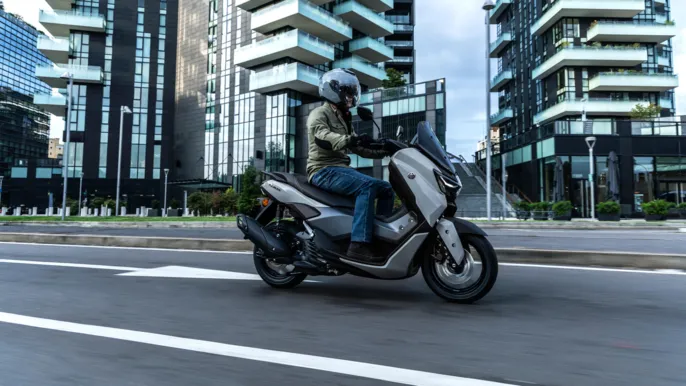 2026-Yamaha-G125YMSV-EU-Ceramic_Grey-Action-018-03