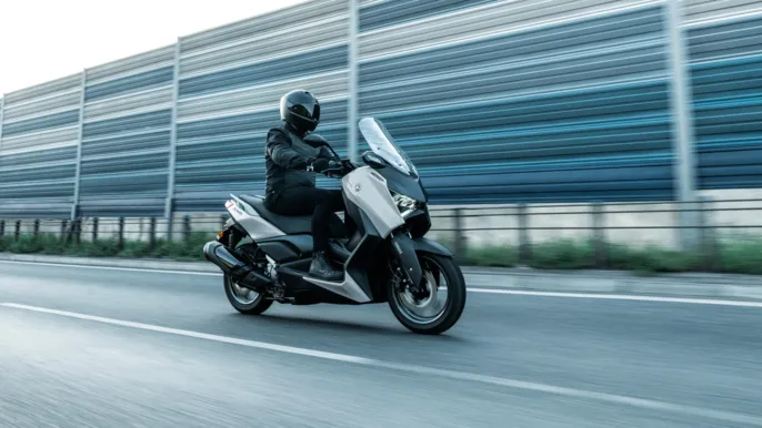 2026-Yamaha-XMAX300ASVH-EU-Ceramic_Grey-Action-009-03