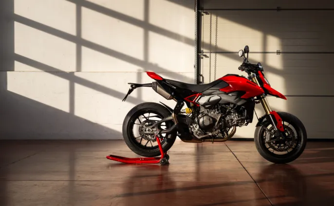 MY26_HYPERMOTARD_V2_STATIC_ON_LOCATION _18__UC873958_High