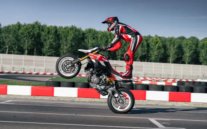 MY26_HYPERMOTARD_V2S_DYNAMIC _11__1_UC874039_High