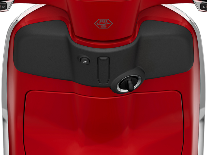 HS-Vespa-Red-125-DM-900x675-Keyless