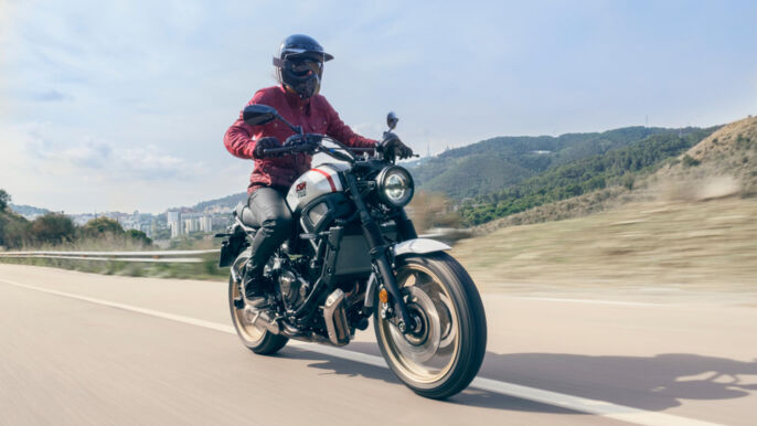 2022-Yamaha-XS700SCR-EU-Tech_Black-Action-010-03