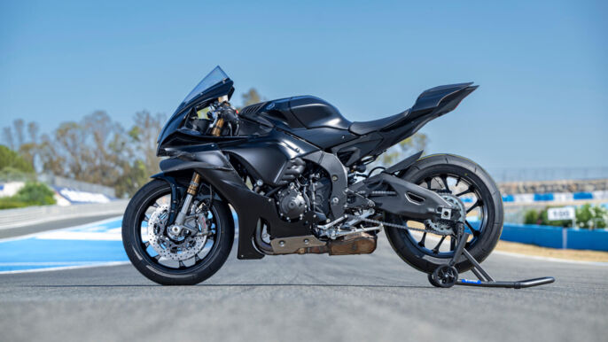 2025_YAM_YZF1000R1COMP_EU_MDNM6_STA_002_03_preview