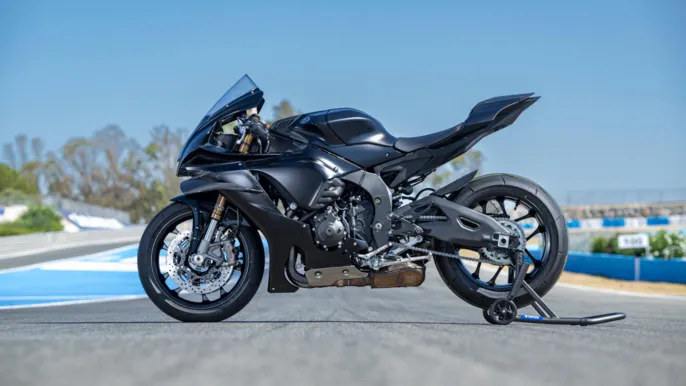 2025_YAM_YZF1000R1COMP_EU_MDNM6_STA_002_03_preview