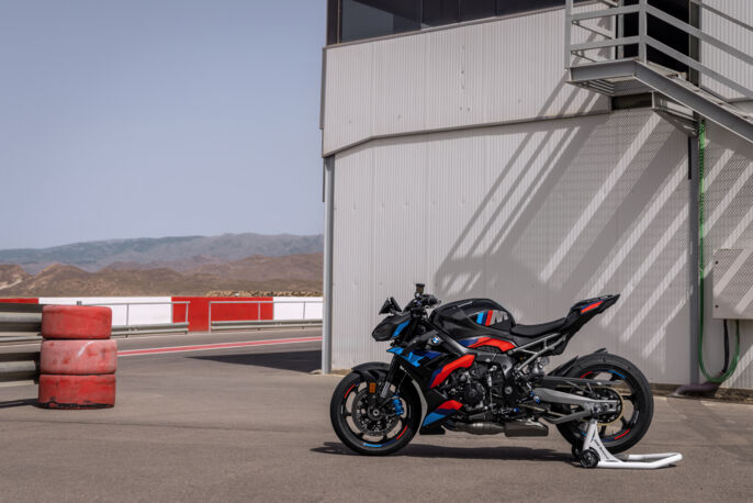 P90572545_highRes_the-new-bmw-m-1000-r