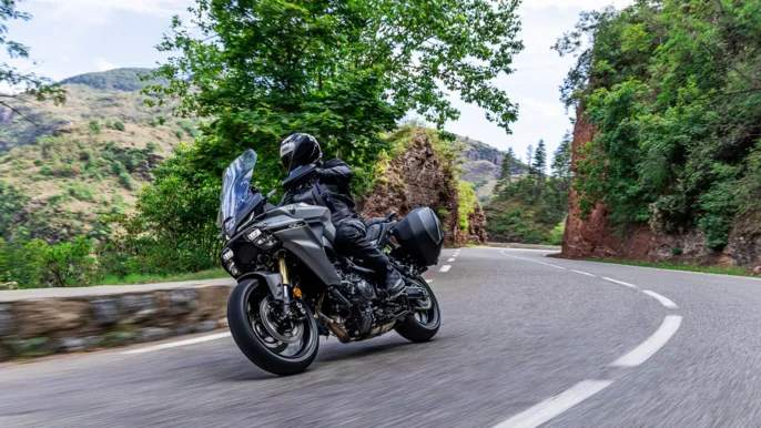 2025-Yamaha-MT09ATRDXS-EU-Ceramic_Ice-Action-001-03
