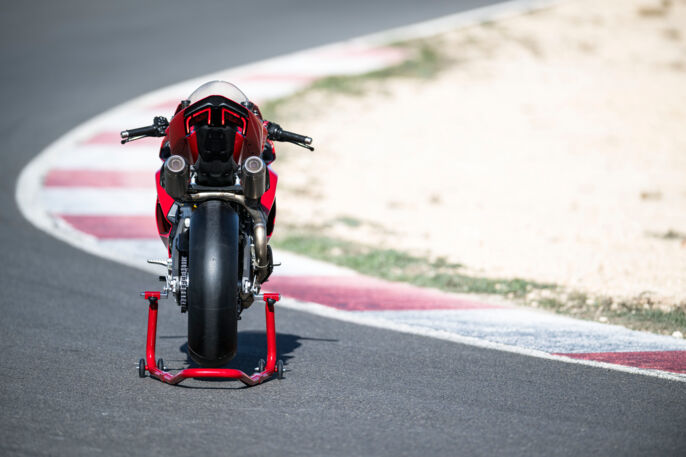 MY25_Ducati_Panigale_V2_S_094_UC721744_High