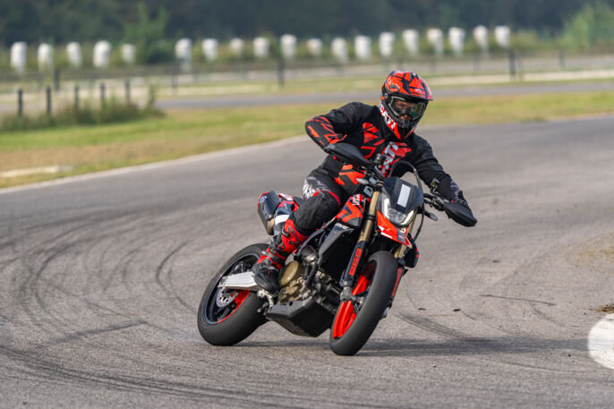 MY24_HYPERMOTARD_698_MONO _327__UC575895_High