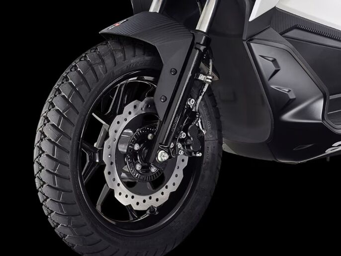 Aprilia_SR-GT_close-up_900x675_ruota-ant_1