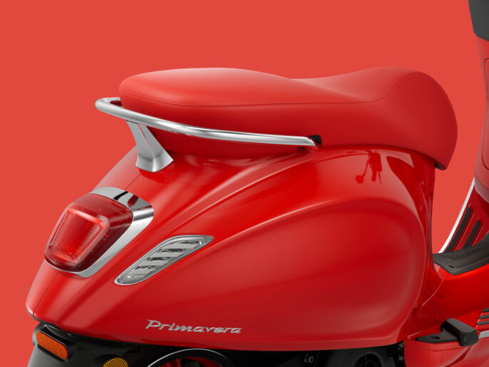 Vespa_Facelift_Primavera-RED_Wall-Image_1920x1440_Sella_1