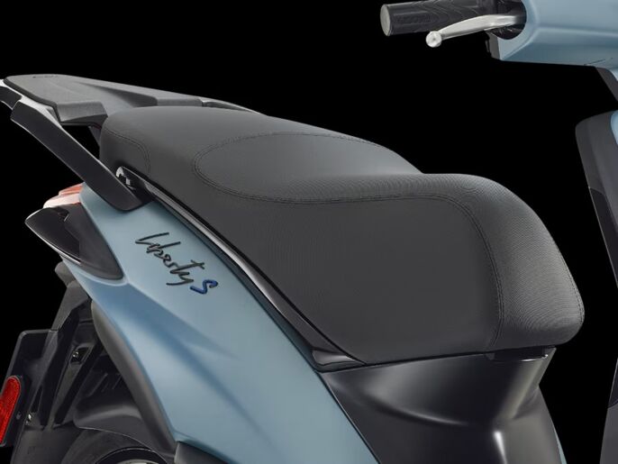 Piaggio_Liberty-125-S_close-up_900x675_Sella_1