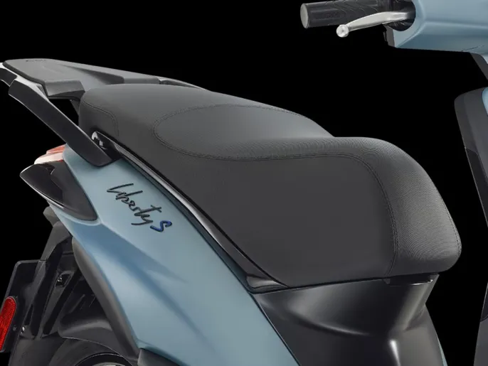 Piaggio_Liberty-125-S_close-up_900x675_Sella_1