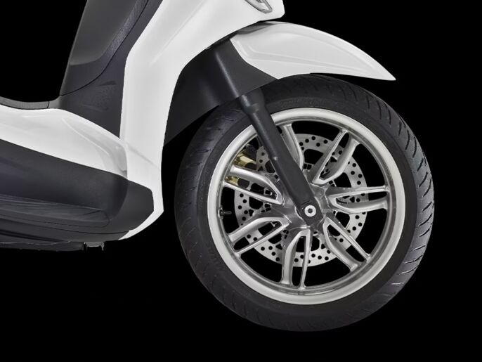 Piaggio_Beverly-400_close-up_900x675_Ruota-ant_1