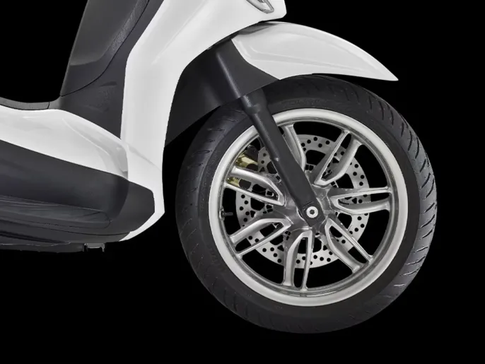 Piaggio_Beverly-400_close-up_900x675_Ruota-ant_1