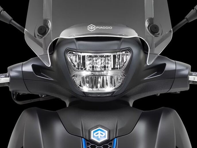 Piaggio_Beverly-400-S_close-up_900x675_Faro_1