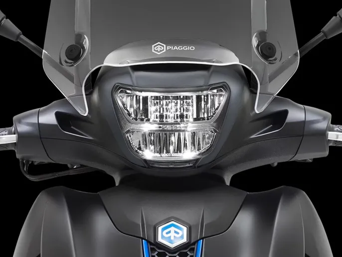 Piaggio_Beverly-400-S_close-up_900x675_Faro_1