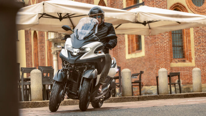 2025_YAM_LMW300YM_EU_WM6_ACT_011_03_preview