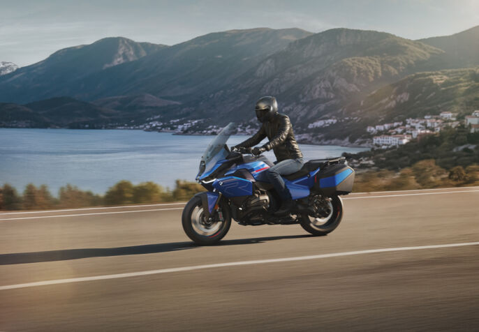 P90596285_highRes_the-new-bmw-r-1300-r