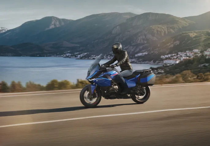 P90596285_highRes_the-new-bmw-r-1300-r