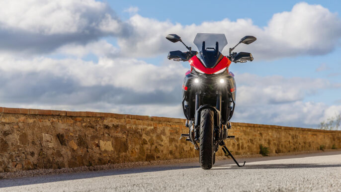 2025-Yamaha-MT07TR-EU-Redline-Static-004-03