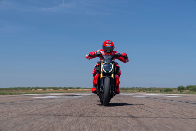 MY26_DIAVELV4_RS_DYNAMIC _15__UC843620_High