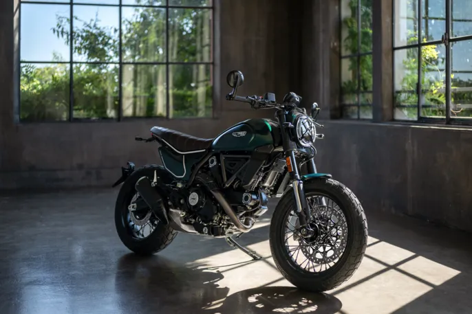 MY26_SCRAMBLER_NIGHTSHIFT_EMERALDGREEN _15__UC852238_High