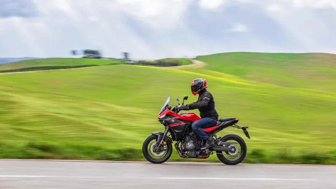 2026-Yamaha-MT07TRS-EU-Redline-Action-004-03