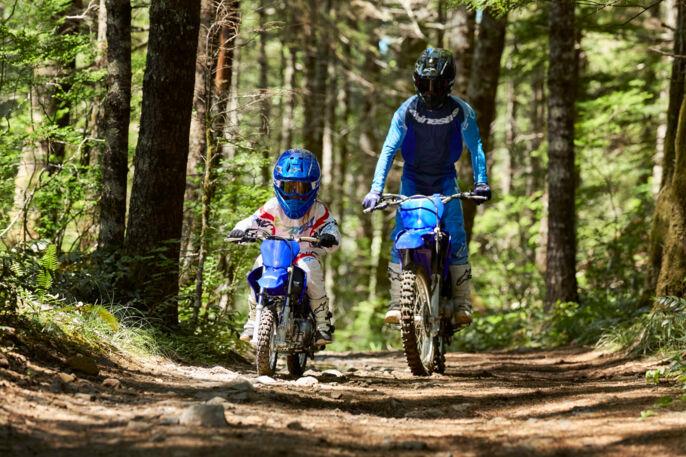 2026-Yamaha-TTR50-EU-Icon_Blue-Action-002-03