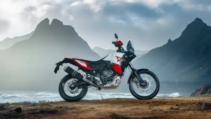 2026-Yamaha-XTZ700D-EU-Redline_White-Static-003-03