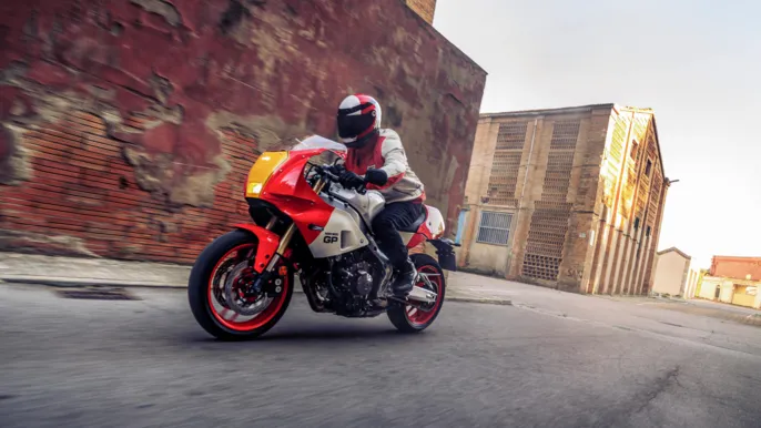 2026-Yamaha-XS850GP-EU-Legend_Red-Action-008-03